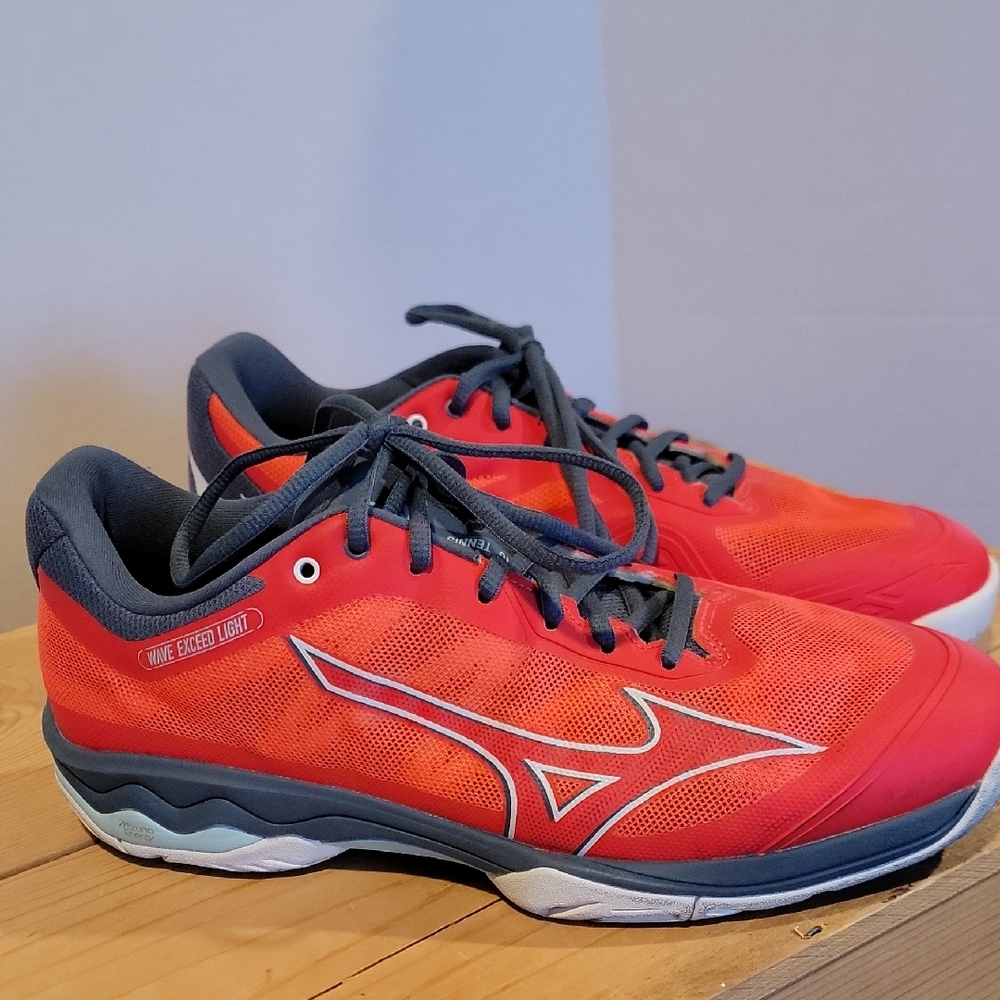 Mizuno Women's Red and Black Athletic Shoes